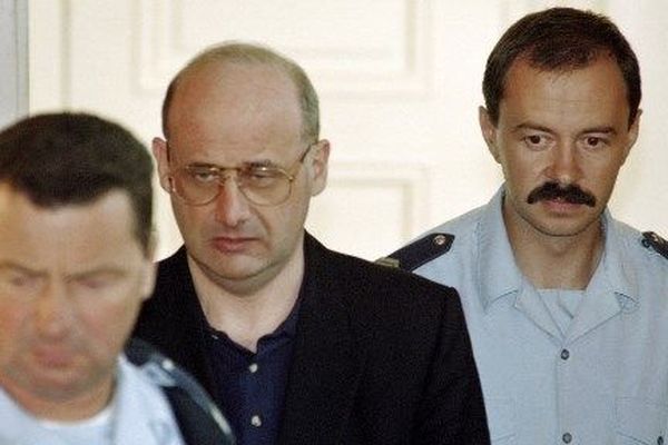 Jean-Claude Romand (2G), arrive pour l'ouverture de son procès, le 25 juin 1996 devant la Cour d'assises de l'Ain au palais de justice de Bourg-en-Bresse. 