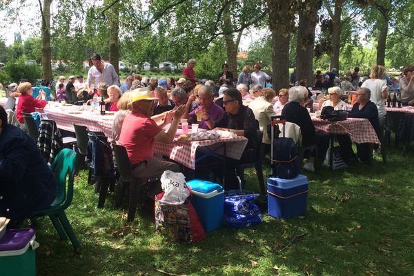 Plus de 1000 personnes ont participé au grand pique-nique organisé à Vichy. 