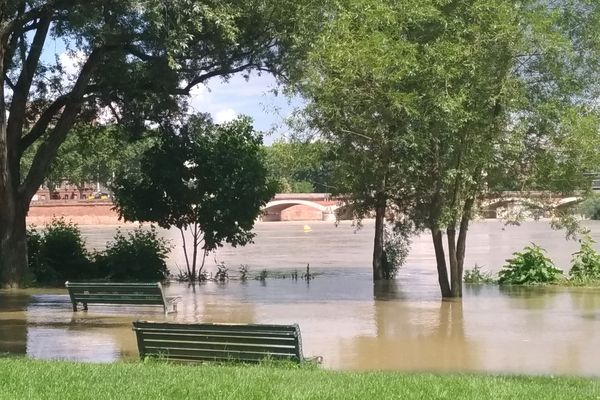 La Garonne a débordé de son lit pour investir les bords de la prairie des Filtres.