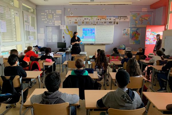 Comme dans toutes les écoles françaises, un instant de recueillement a eu lieu en la mémoire du professeur Samuel Paty, décapité pour avoir présenté une caricature de Charlie Hebdo lors d'une leçon sur la liberté d'expression.