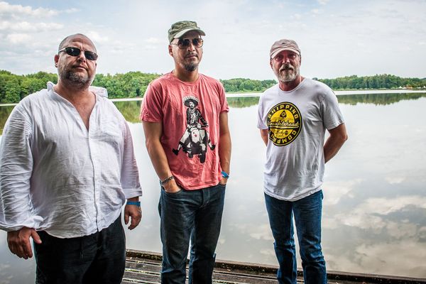 Les Pixies sur le bord de l'étang du Malsaucy aux Eurockéennes