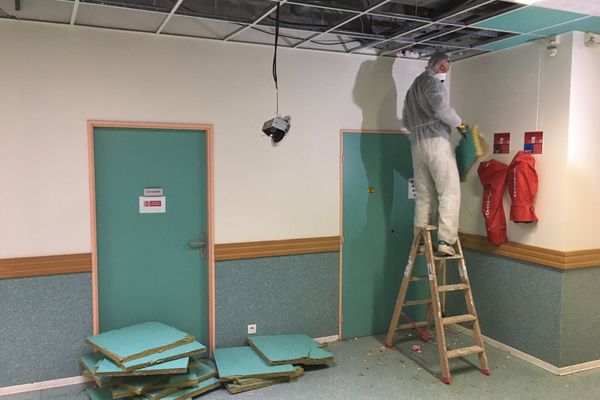 Les travaux ont commencé au collège du Teich : les faux-plafonds ont été démontés. 