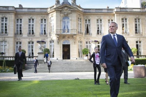 Jean-Marc Ayrault devant l'Hôtel Matignon