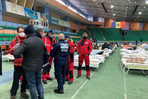 Notre journaliste Philippe Mallet (à gauche) avec des pompiers de l'urgence internationale (PUI) dans un gymnase qui héberge des réfugiés ukrainiens à Chisinau en Moldavie.