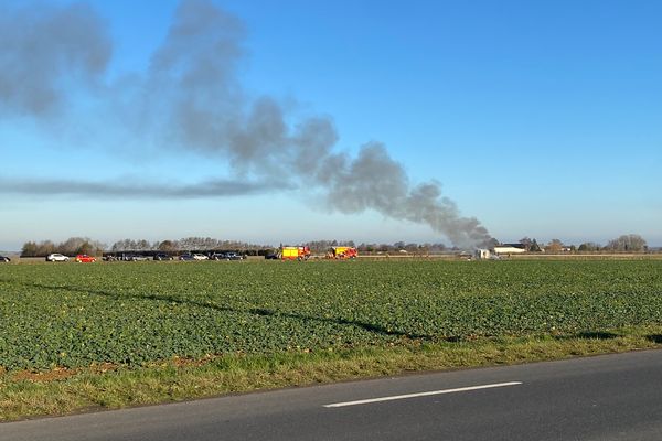 Un impressionnant feu de véhicule sur la RN13, près de Bayeux.