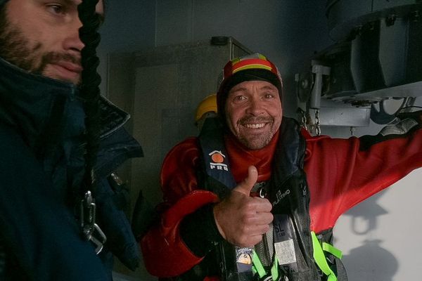 Le skipper Kevin Escoffier en sécurité à bord du navire Nivôse de la Marine Nationale, après voir quitté le voilier de Jean Le Cam