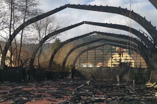 Les ruines de la salle de tennis, qui a entièrement brûlé.