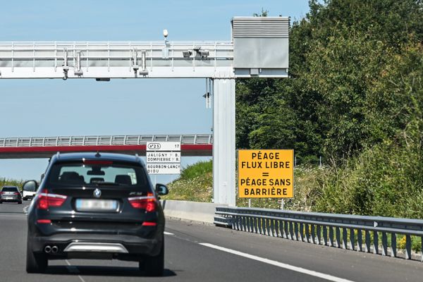 À compter du mardi 10 décembre 2024, les automobilistes qui emprunteront l'A13, situé entre la Normandie et Paris passeront par des péages en flux libre, sans barrières. Poux ceux qui n'ont pas de badge de télépéage, les plaques d'immatriculations seront scannées.