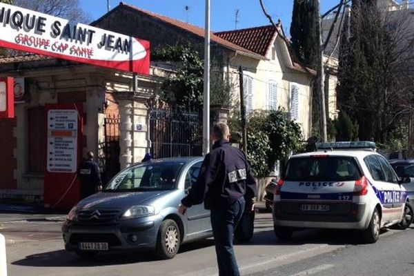 Montpellier - une fusillade à la clinique Saint-Jean a fait un mort et un blessé le 10 mars 2016. Après les coups de feu et le bouclage du quartier, l'avenue Bertrand Buisson à été rouverte à la circulation vers 13h00.