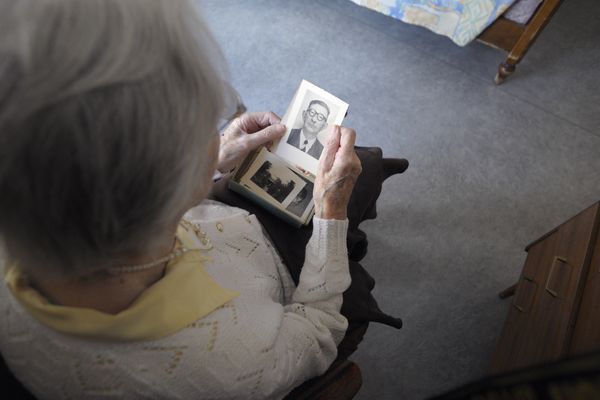 Difficile de trouver une place dans des structures spécialisées pour les personnes atteintes d'Alzheimer.