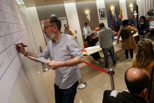 Dans un bureau de vote le La Garde dans le Var