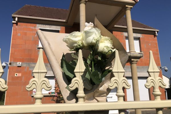 Des fleurs ont été déposées devant la maison où les trois corps -la mère, l'adolescente et le bébé- ont été retrouvés, à Dreux.