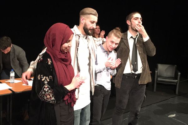 Les 4 finalistes d'Eloquentia Limoges saluent le public : c'est Théotime d'Ornano (2ème en partant de la droite) qui a remporté la grande finale