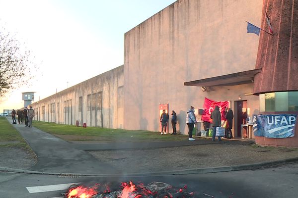 Une cinquantaine de surveillants bloque l'accès de la prison de Metz-Queuleu depuis 6 heures du matin.