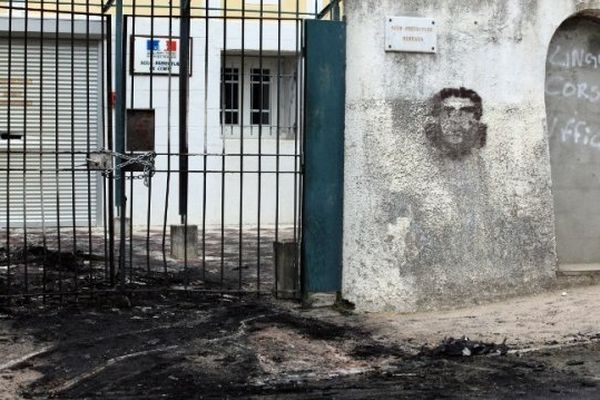 Le 01 avril 2012, la grille d'entrée de la sous-préfecture de Corte était forcée par un véhicule qui s'est enflammé. 