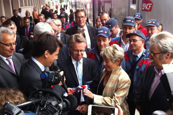 Remise des clefs de la première rame Regiolis à la Présidente de Région de la part d'Alstom. 