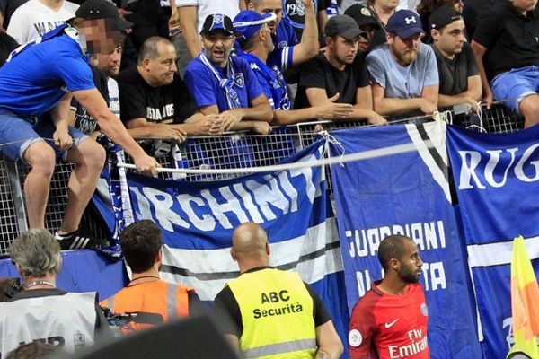 Le joueur Lucas dit avoir reçu un coup alors qu'il s'apprêtait à tirer un corner, durant le match SCB-PSG, vendredi 12 août, au stade Armand-Cesari.