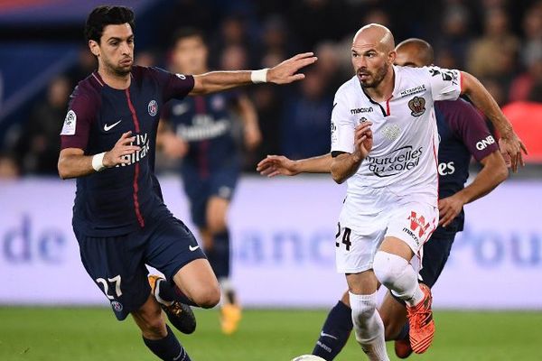 Christophe Jallet a la lutte avec le Parisien Javier Pastore.