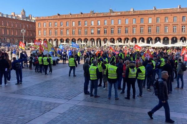 18 avril 2023, quelques 500 salariés de Tisséo se sont rassemblés à 11 heures devant le Capitole de Toulouse pour rencontrer le maire Jean-Luc Moudenc.