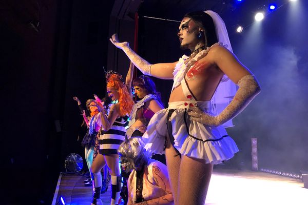 Sur scène, huit membres de la Coloc Drag et une invitée, Miss Tizzy, ont proposé plusieurs de spectacle mêlant épouvante, danse et humour.