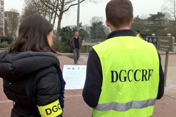 Des agents de la DGCCRF distribuent des tracts quartier Saint Sever à Rouen