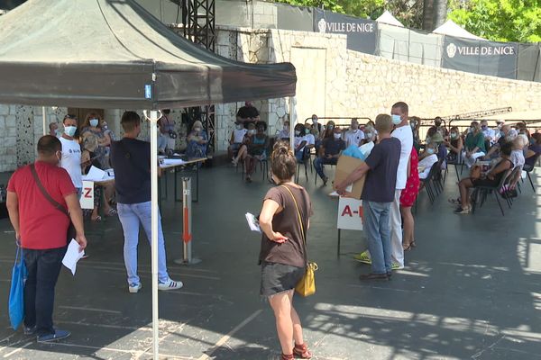 Il y avait foule le mardi 29 juin à Nice, au Théâtre de verdure, l'un des 3 centres de dépistages gratuits du coronavirus