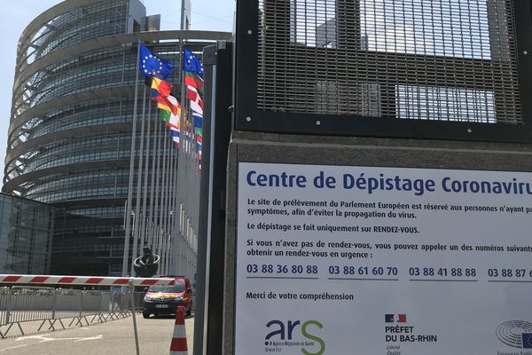 Le centre de dépistage provisoire du Parlement européen de Strasbourg aurait pu accueillir 2.000 personnes par jour : il aura permis de réaliser 1.800 tests en deux mois.