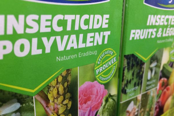 Les nouvelles substances autorisées biodégradables sont à retrouver dans les rayons des enseignes spécialisées, telles les jardineries.