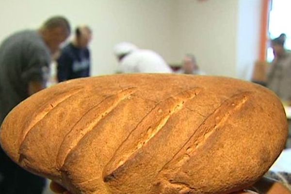 L'atelier boulangerie proposé à la maison d'arrêt de Riom (63) est destiné à favoriser la réinsertion sociale des détenus.