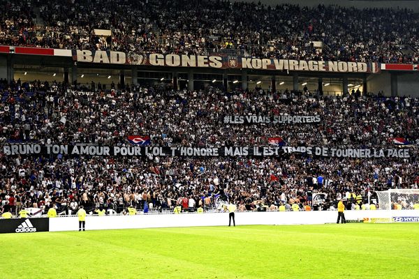 La banderole déployée dans le virage nord lors du dernier match de championnat de ligue 1 : OL-OGC Nice