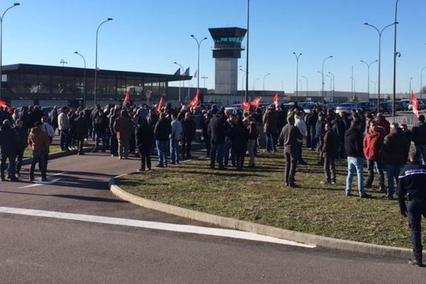 Les salariés de GM&S attendent François Hollande à l'aéroport de Brive (06.01.2017)