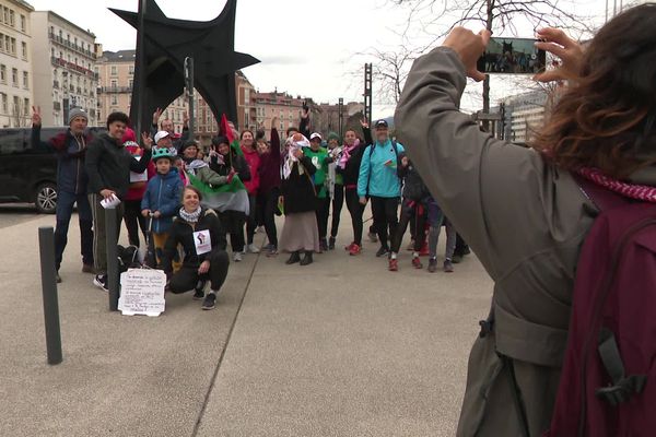 Une vingtaine de coureurs se sont élancés entre la gare de Grenoble et le palais de justice pour dénoncer les violences sur la bande de Gaza.