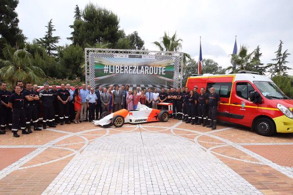 La campagne a été lancée en ce début d'été pour inciter les automobilistes à respecter le passage des pompiers quand ils partent en intervention.