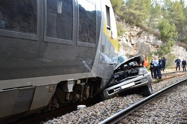 Le conducteur serait mort sur le coup.