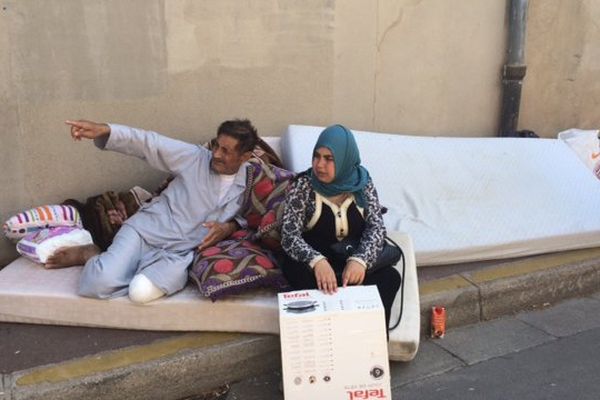 Une partie de la famille sur le trottoir de la rue de la Tour Buffel à Montpellier