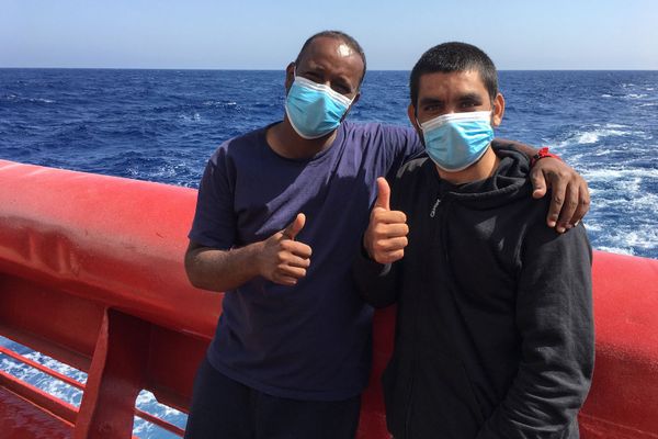 Les retrouvailles de Hafiz et Noman, à bord de l'Ocean Viking le 30 juin 2020. Les deux hommes, erythréen et le pakistanais, avaient passé des mois ensembles, emprisonnés en Libye. 