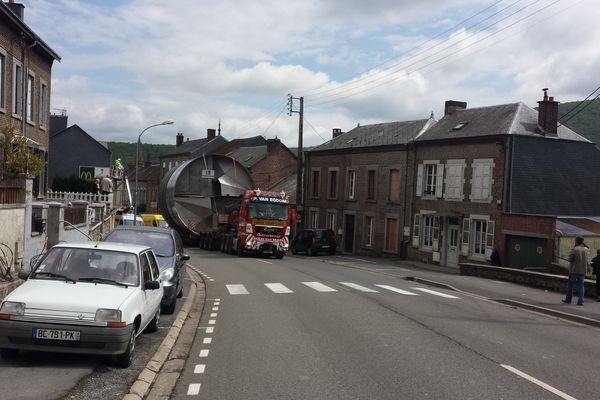 Convoi stoppé à Fumay (08) pendant près d'une heure pour cause de câbles trop bas.