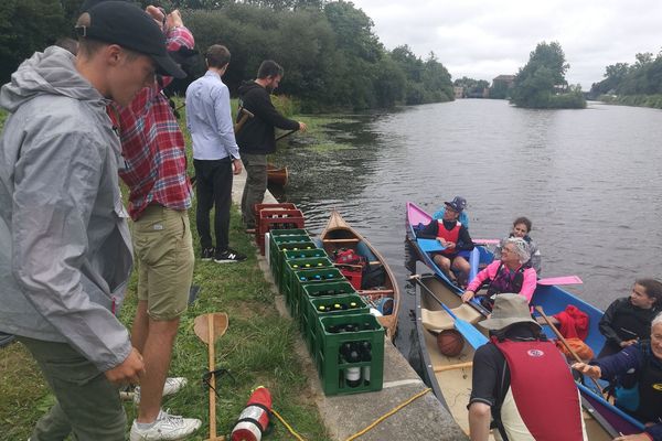 Les rameurs de l'association Pagayer à Rennes expérimentent le transport de bières, en canoë