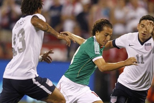  Alejandro Bedoya (à droite) aux prises avec le mexicain Andres Guardado, lors du match Etats-Unis-Mexique du 10 septembre 2013