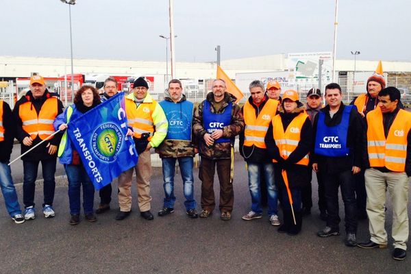 Des routiers présents ce matin à Duppigheim lors du bloquage de la plateforme Auchan. Photo : Yves Ledig