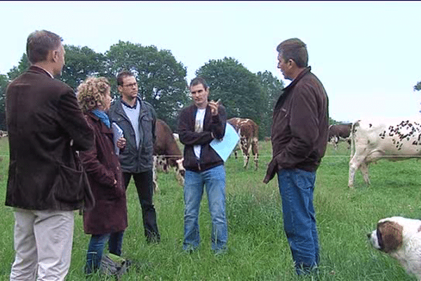 C'est sur  son  exploitation que Benoit Duval, producteur de lait AOP à Sainte-Honorine-la-Guillaume, a decidé de convier la presse car il y a urgence