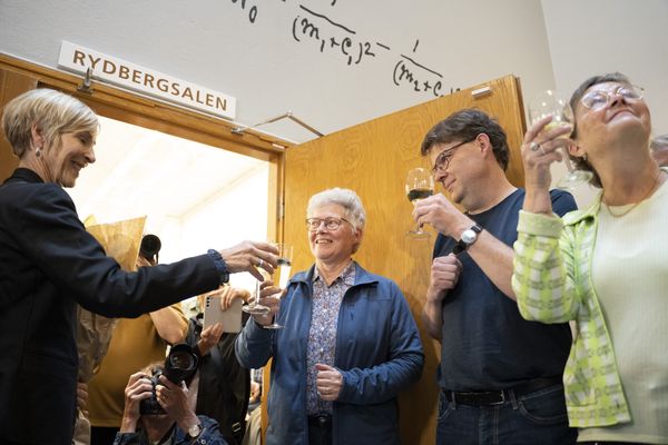 Anne L'Huillier célèbre son prix Nobel, quelques minutes après avoir appris qu'elle fait partie des lauréats.