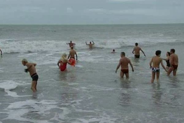 16 baigneurs âgés de 13 à 76 ans ont bravé le froid d'une eau à 10° pour célébrer à leur manière la fin de l'année à Donville-les-Bains ce lundi