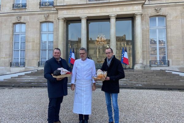 Sébastien Maillard et Nicolas Rétaux, éleveurs de volailles de Licques, accueilli par le chef cuisinier de l'Elysée, Fabrice Desvignes.