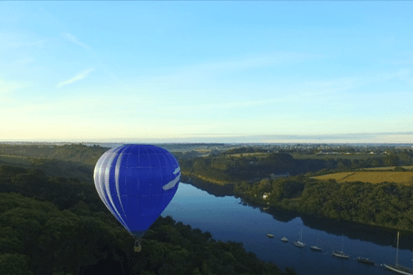 Rase-mottes au-dessus des abers, en montgolfière.