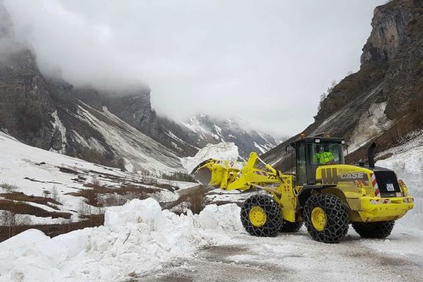 Au Cormet de Roselend, la route était encore recouverte de plusieurs mètres de neige il y a quelques jours.