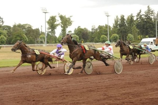 Quarante réunions sont programmées sur l'hippodrome de Vichy-Bellerive jusqu'au 20 septembre. Avec un léger avantage aux trotteurs : 23 réunions, contre 17 pour les galopeurs. Au programme également, des festivités et des animations encore plus nombreuses et inédites, histoire d'attirer non seulement les amateurs de courses mais aussi un public le plus large possible. Et pourquoi pas dépasser les 80 000 spectateurs de l'an dernier...