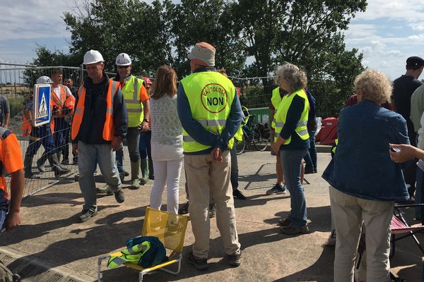 Les opposants au projet de Val Tolosa empêchent l'entrée sur le site des engins de chantier.