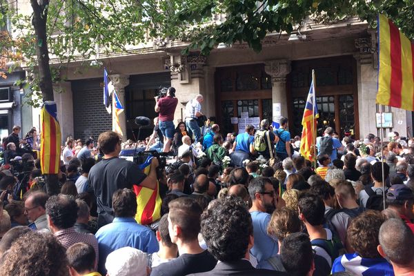 Barcelone : une douzaine de personnes ont été interpellées ce matin, dont Josep Maria Jové, le numéro deux du Ministère catalan de l'économie. Très vite, des centaines de manifestants se sont rassemblés devant le siège du département des affaires économiques de la Generalitat Rambla de catalunya - 20 septembre 2017.