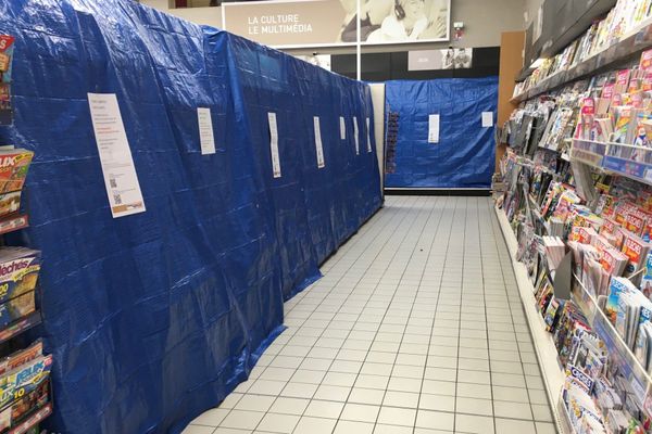 Image surréaliste du rayon livres bâché dans un supermarché de Niort.